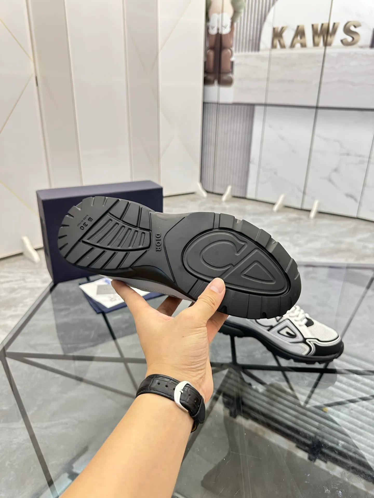 Men's shoes: 💰P400¥ Available in Guangzhou Product trademark: Dior* "Dior*" low-top casual shoes Regular size: 35-46 (can be customized to 47) Couple style Product materials: Upper imported cowhide stitched with original fabric, breathable lining, ultra-light foam original outsole. No.: 007